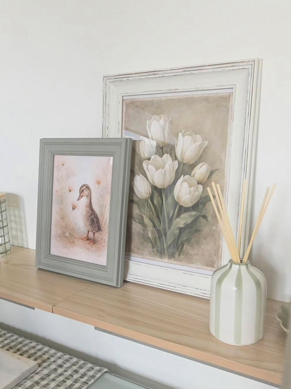 Vintage White Tulip Wall Art – Neutral Floral Botanical Print with Soft Beige Background Spring Home Decor